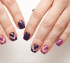 Essa nail art para unhas curtas combina preto e cor de rosa em unhas diferentes em cada mão