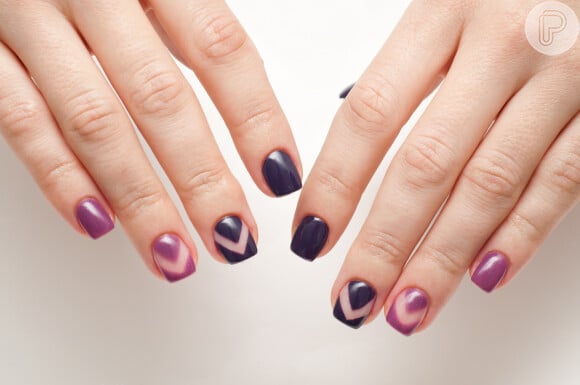 Essa nail art para unhas curtas combina preto e cor de rosa em unhas diferentes em cada mão