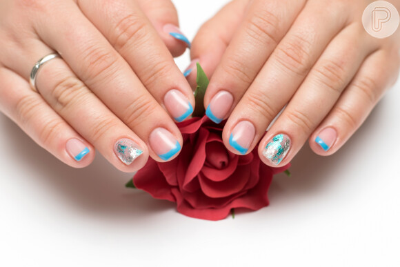 Unhas curtas e decoradas em azul: você é fã dessa cor?