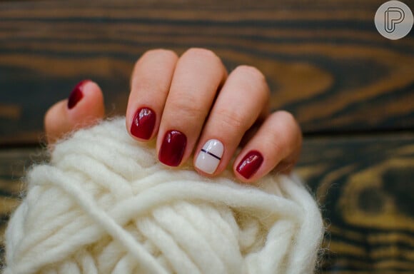 Unhas curtas com decoração minimalista: que tal essa nail art simples que combina linha preta e esmalte branco?