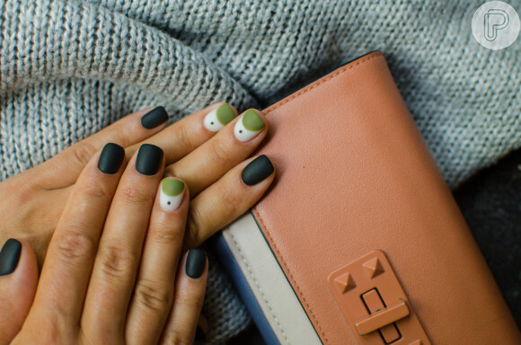 Unhas curtas em verde: essa nail art tem um mood contemporâneo e descolado