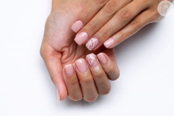 Unhas curtas com esmalte nude: essa versão vai agradar fãs de nail arts minimalistas