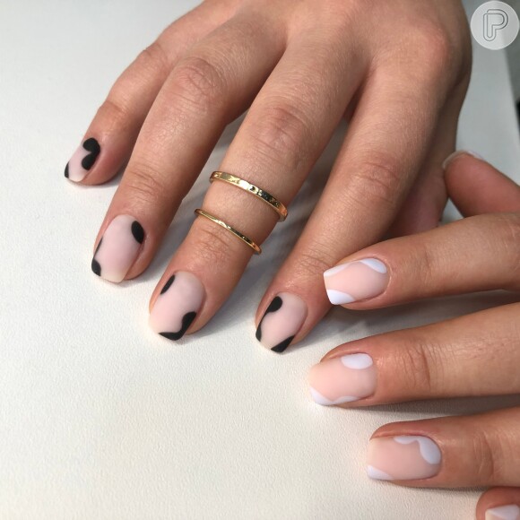 Unhas minimalista com efeito fosco: quem tem unhas curtinhas vai adorar essa versão