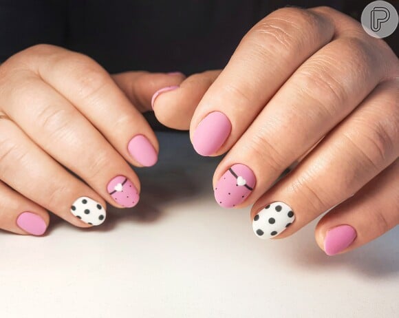 Unhas curtas com motivo romântico: que tal essa nail art que combina poá, coração e esmaltes rosa, branco e preto?