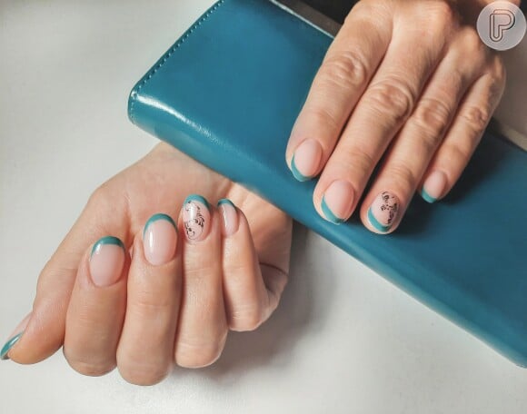 Essa nail art com francesinha azul fica linda em unhas curtinhas