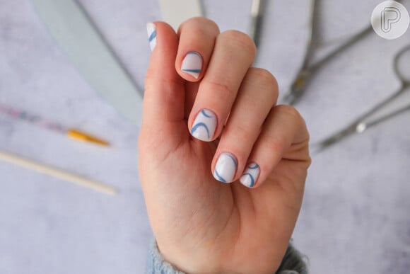 Unhas curtas com esmalte clarinho: que tal essa combinação de branco e azul na nail art?