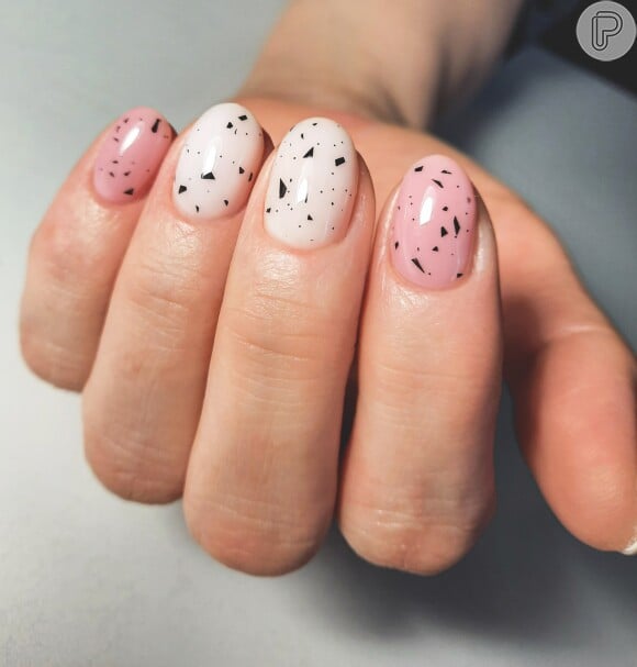 Essas unhas minimalistas em branco e cor de rosa vão agradar as donas de estilo romântico