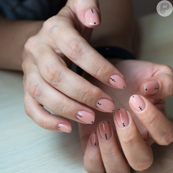 Unhas curtas com nail art minimalista: que tal essa inspiração elegante e delicada?