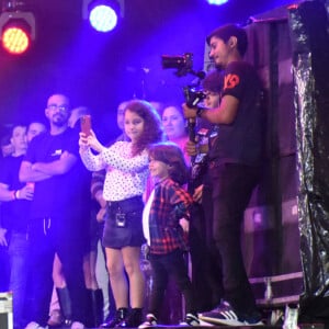 Filhos de Wesley Safadão, Yhudy, Ysis e Dom, tietaram o pai em show na festa de São João de Caruaru, Pernambuco