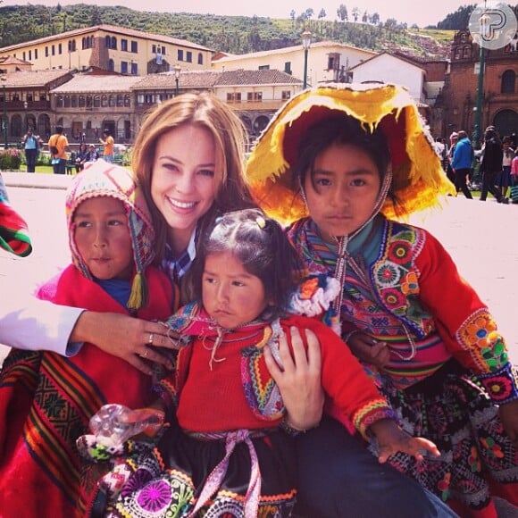 Paolla Vieira tira foto com crianças peruanas em sua passagem pelo país para gravar 'Amor à Vida' e posta foto no Instagram, nesta segunda-feira, 1º de abril de 2013