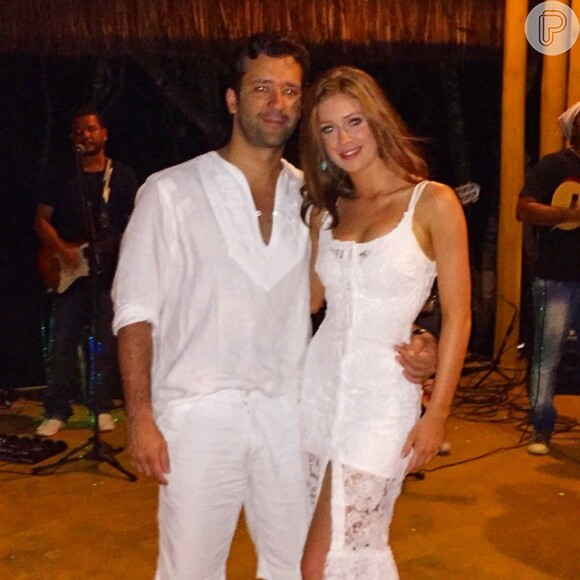 Marina Ruy Barbosa viajou com o namorado, Caio Nabuco, para Trancoso, na Bahia. Casal assumiu romance em setembro de 2014