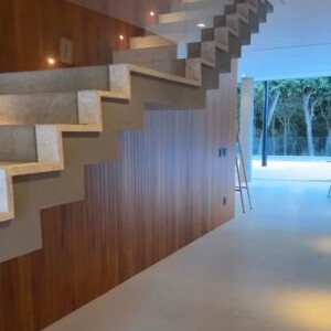 Nova mansão de Bárbara Evans tem espaços comuns revestidaos com painel de madeira