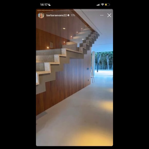 Nova mansão de Bárbara Evans tem espaços comuns revestidaos com painel de madeira
