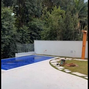 Bárbara Evans tem piscina e academia em sua nova casa de luxo