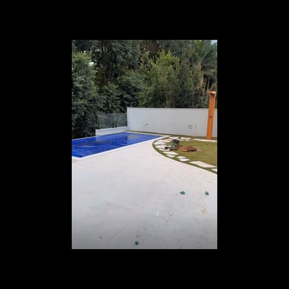 Bárbara Evans tem piscina e academia em sua nova casa de luxo