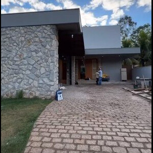 Fachada da nova casa de Bárbara Evans é revestida de pedras