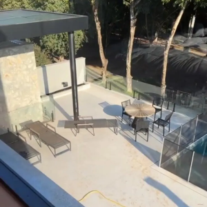 Vista da área externa da mansão de luxo de Bárbara Evans impressiona