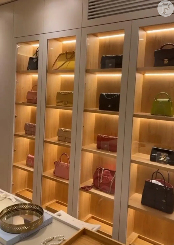 Bárbara Evans dedica espaço no closet só para bolsas de grife como Chanel, Prada e Louis Vuitton