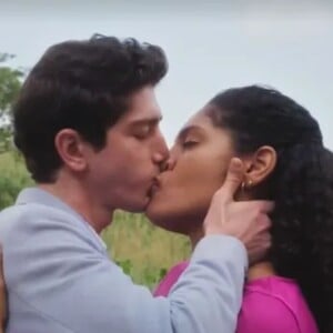 Novela Terra e Paixão: No capítulo de segunda-feira, 3 de julho de 2023, Daniel (Jhonny Massaro) e Aline (Bárbara Reis) se beijam