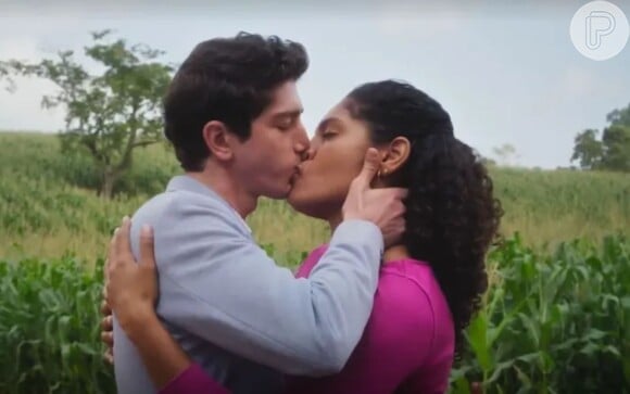 Novela Terra e Paixão: No capítulo de segunda-feira, 3 de julho de 2023, Daniel (Jhonny Massaro) e Aline (Bárbara Reis) se beijam