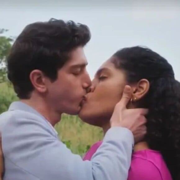 Novela Terra e Paixão: No capítulo de segunda-feira, 3 de julho de 2023, Daniel (Jhonny Massaro) e Aline (Bárbara Reis) se beijam