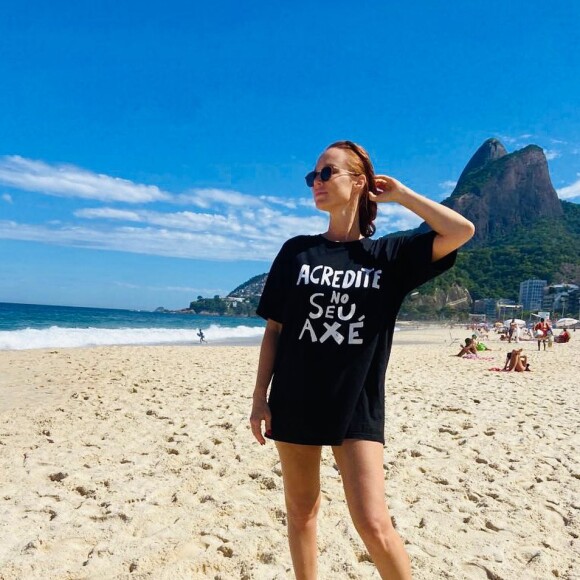 Mariana Ximenes propôs uma reflexão a respeito da naturalização dos afetos, visto que o público se confundiu com base apenas nas demonstrações de carinho entre elas