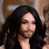 Travesti barbada Conchita Wurst chamou a atenção no tapete vermelho do Globo de Ouro 2015