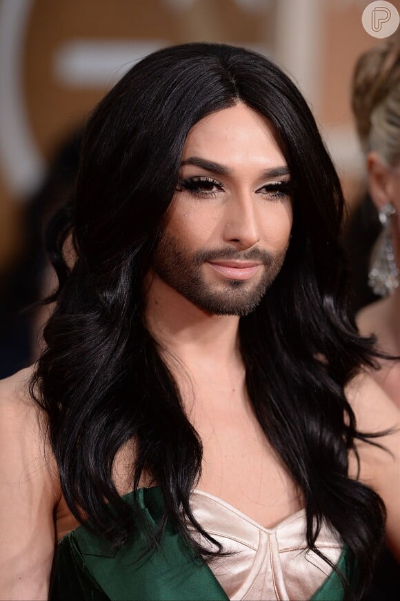 Travesti barbada Conchita Wurst chamou a atenção no tapete vermelho do Globo de Ouro 2015
