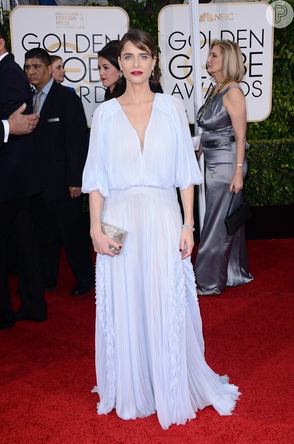 Amanda Peet trouxe um estilo mais clássico usando vestido azul com mangas largas e decote