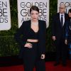 Lorde apostou no look total black composto por uma uma calça, cropped top e um blazer superelegante