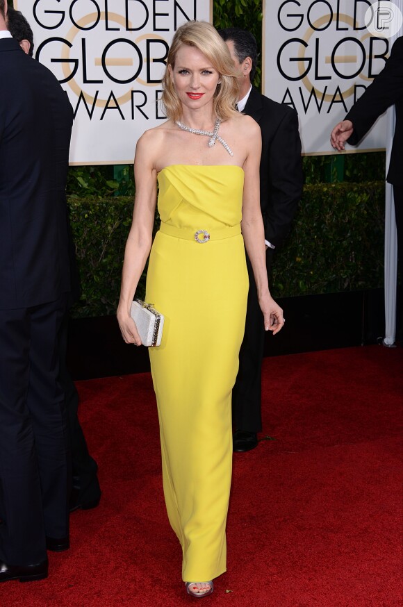 Naomi Watts optou por vestido longo de cor amarela