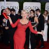 Helen Mirren também entrou para o roll de famosas que apostaram em looks de cor vermelha