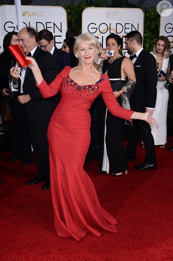 Helen Mirren também entrou para o roll de famosas que apostaram em looks de cor vermelha