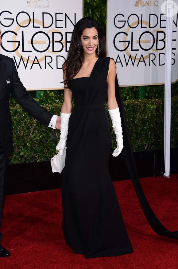 Amal Alamuddin Clooney foi alvo de comentários com a escolha do look Dior usado com luvas brancas