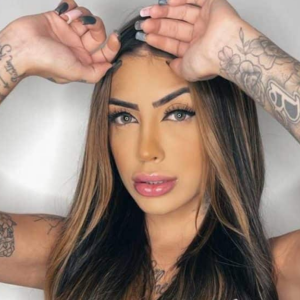 MC Mirella mostra foto antes de procedimentos estéticos e choca: 'Era mais linda assim'