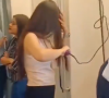 Vídeo de mulher fazendo chapinha no metrô arranca risadas e questionamentos