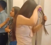 Mulher fazendo chapinha no metrô: vídeo que viralizou diverte a web