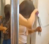 Cercada de outros passageiros, mulher faz chapinha no metrô