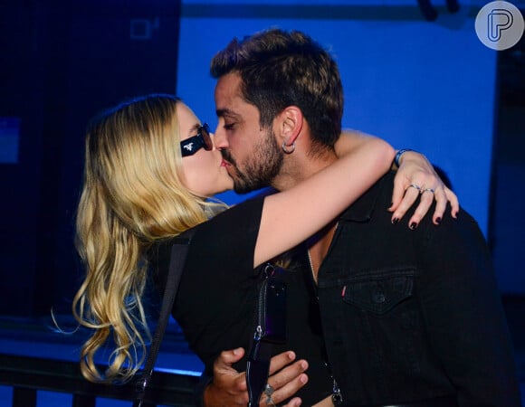 Agatha Moreira e Rodrigo Simas foram flagrados trocando beijos na entrada do 'Numanice'