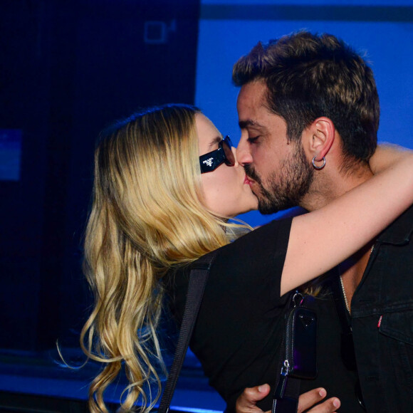Agatha Moreira e Rodrigo Simas foram flagrados trocando beijos na entrada do 'Numanice'