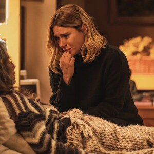 Ao descobrir que a mãe não está bem, Lumiar (Carolina Dieckmann) vai correr para encontrá-la na novela 'Vai na Fé'.
