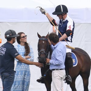 Príncipe William jogou uma partida de polo junto de um dos times, enquanto Kate assistia a tudo das arquibancadas