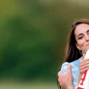 Príncipe William deu um beijo em Kate Middleton após vitória em partida de polo
