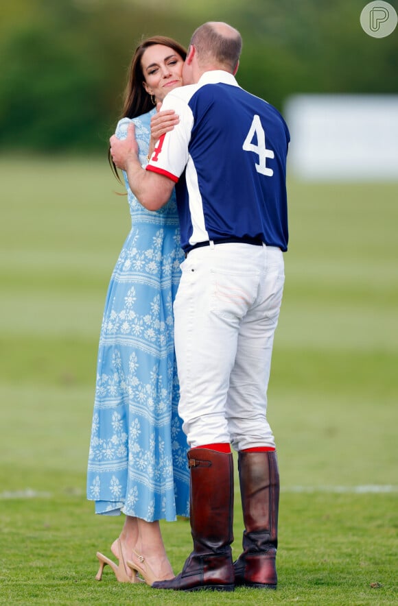 Príncipe William deu um beijo em Kate Middleton após vitória em partida de polo