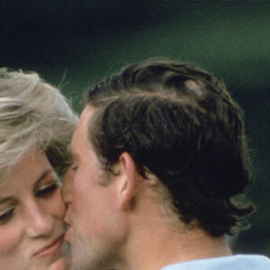 Princesa Diana e Príncipe Charles foram fotografados na mesma posição 38 anos antes; até as camisas de Charles e William tinham os mesmos números