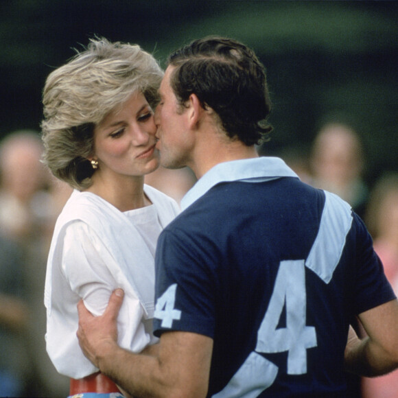 Princesa Diana e Príncipe Charles foram fotografados na mesma posição 38 anos antes; até as camisas de Charles e William tinham os mesmos números