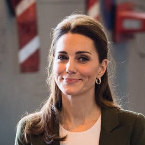 'Kate Middleton parece muito mais confortável cumprimentando o marido com o beijo', diz Judi James, especialista em linguagem corporal