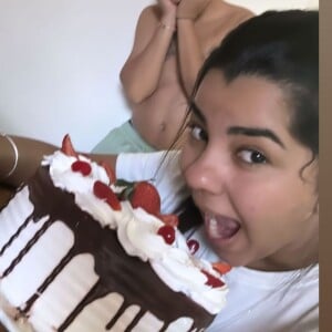 Grávida de João Gomes, Ary Mirelle ganhou um bolo de presente da sogra, Katia Jordania