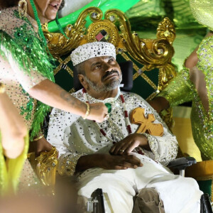 Arlindo Cruz desfilou em carro alegórico do Império Serrano no carnaval 2023