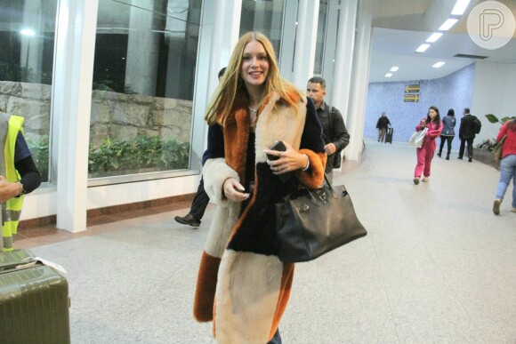 Marina Ruy Barbosa foi vista no aeroporto do Rio com casaco fur free fur da grife Stella McCartney rumo à São Paulo.